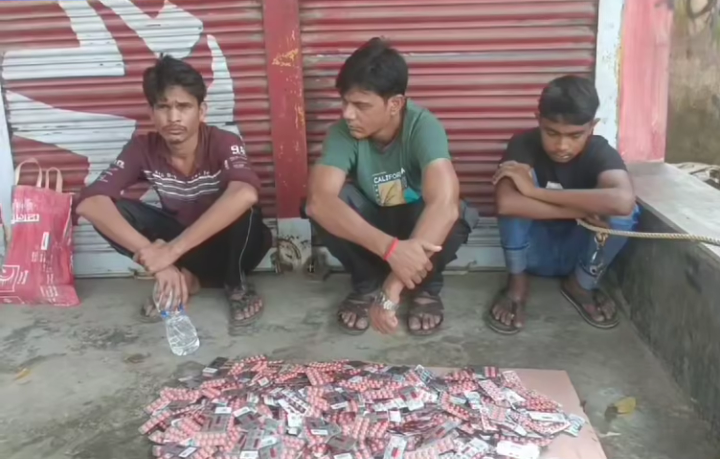 নওগাঁয় সেনাবাহিনীর অভিযানে ৩ মাদক কারবারি আটক